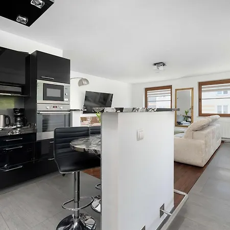 Przestronny Z Balkonem W Centrum & Blisko Plazy By Renters Apartamento